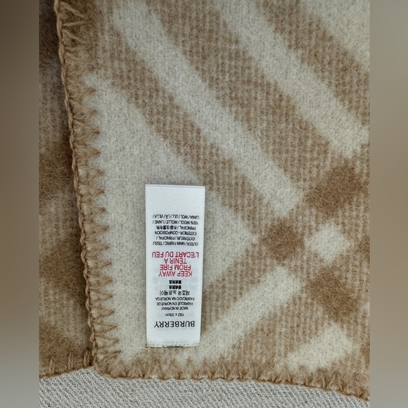 BURBERRY AUTHENTIC WOOL SCARF - Picture 8 of 9